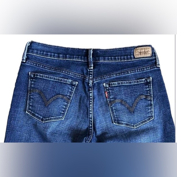 Levi's Dark Blue Cropped ๐ Jeans - Picture 3 of 6